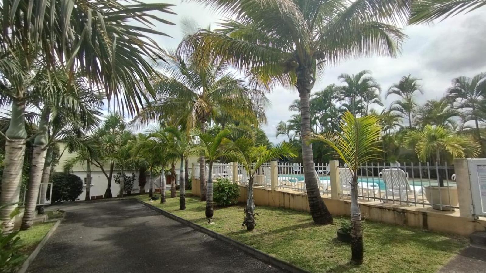 F2 Residence Oasis Terre Rouge A Saint Pierre Esterno foto